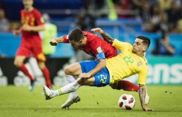 Fagner em duro embate com Hazard, durante as quartas de final da Copa de 2018