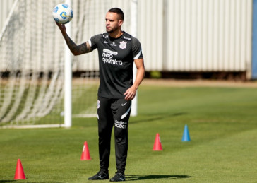 Renato Augusto chega para segunda passagem no Corinthians