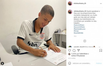 Vitinho compartilhou o momento da assinatura em suas redes sociais