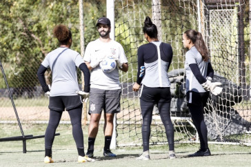 Edson  responsvel por treinar as goleiras do time profissional do Corinthians