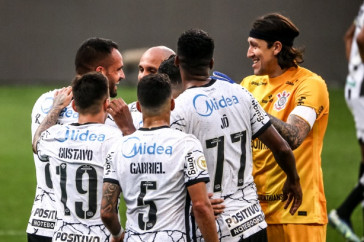 Comemoração do elenco corinthiano ao gol de Renato Augusto