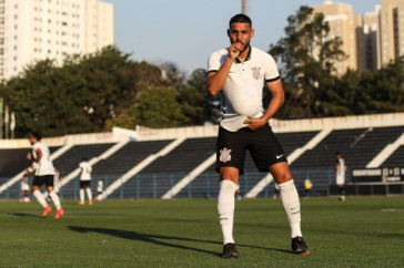John Klber comemora seu primeiro gol como jogador do Corinthians
