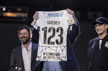 Rger Guedes exibiu sua camisa 123 no Corinthians