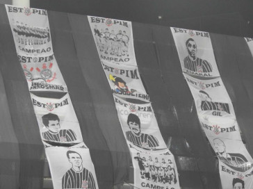 Bandeiras colocadas pela Estopim da Fiel na Neo Qumica Arena
