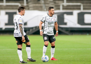 Fagner e Giuliano na partida entre Corinthians e Juventude, na Neo Qu�mica Arena