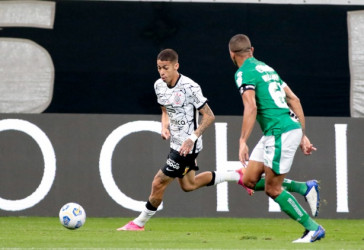 Jovem Gabriel Pereira atuando no jogo entre Corinthians e Juventude, pelo Campeonato Brasileiro
