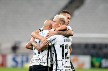 R�ger Guedes comemorando seu gol no jogo entre Corinthians e Juventude, pelo Brasileir�o