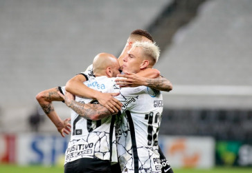 R�ger Guedes comemorando seu gol no jogo entre Corinthians e Juventude