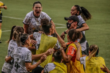Elenco do Corinthians Feminino comemora o gol sobre o Palmeiras, pela final do Brasileiro