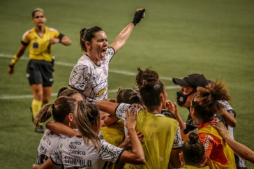 Elenco do Corinthians Feminino comemora o gol sobre o Palmeiras, pela final do Brasileir�o