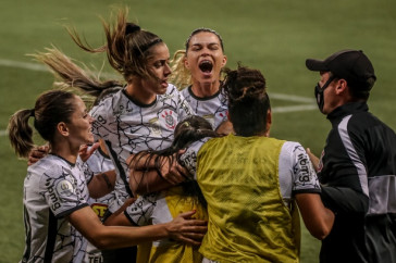 Elenco do Corinthians Feminino comemora o gol sobre o Palmeiras, pela final do Brasileir�o