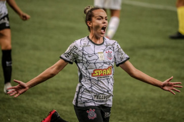 Portilho comemorando seu gol no jogo entre Corinthians e Palmeiras, pelo Brasileiro Feminino