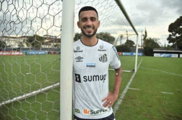 Volante foi liberado gratuitamente ao Santos há cerca de três meses; Corinthians ficou com 20% dos seus direitos econômicos