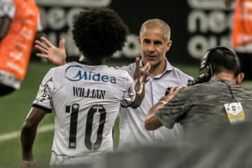 Willian e Sylvinho no jogo entre Corinthians e Am�rica-MG