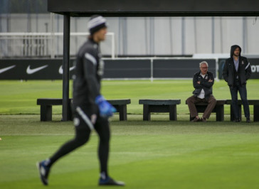 Roberto de Andrade e Duilio Monteiro Alves acompanharam o treino do Corinthians nesta quinta-feira