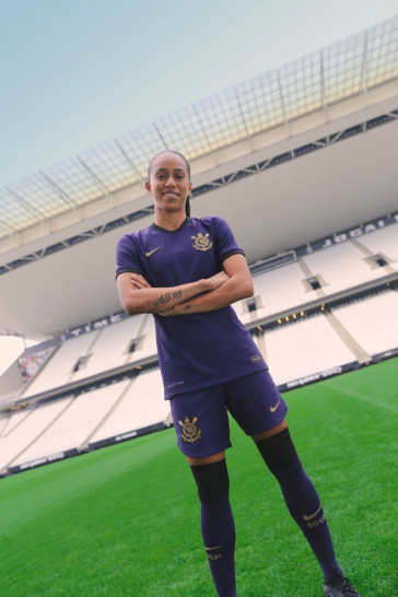 Adriana com a nova camisa do Corinthians