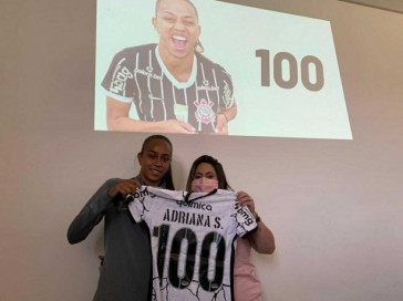 Adriana recebeu uma camisa número 100 na marca comemorativa com o Corinthians