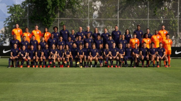 Atletas do time feminino e masculino do Corinthians com a nova camisa