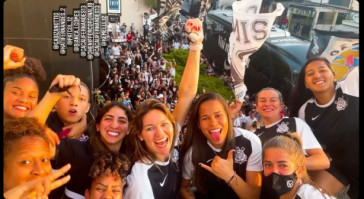 Jogadoras do Corinthians cantaram com a torcida