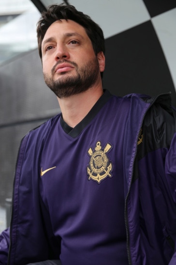 Técnico Arthur Elias com a nova camisa