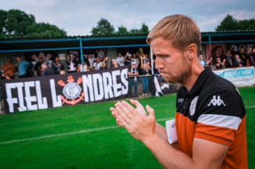 Torcedores alvinegros apoiam o coirmo ingls do Corinthians