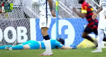 Cássio lamenta não ter defendido a bola que resultou no placar adverso