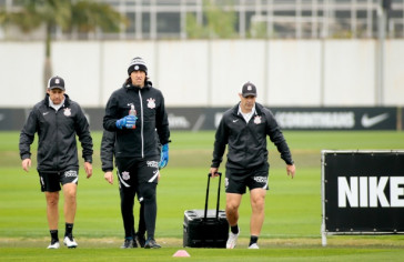 Marcelo Carpes e Luiz Fernando dos Santos, preparadores dos goleiros no CT Joaquim Grava, com Cássio