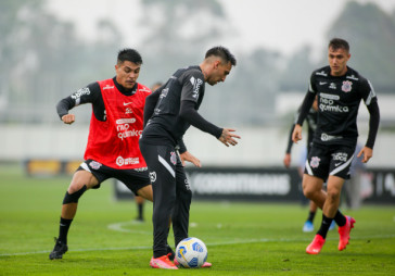 Após ficar afastado por lesão, Roni já treina com seus companheiros