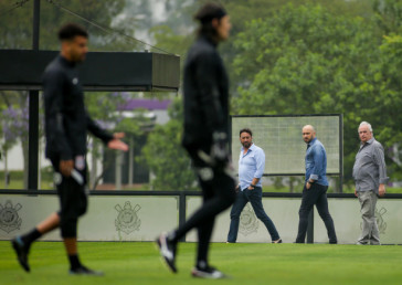 Diretoria do Corinthians acompanhou o treino desta tarde