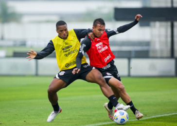 Giovane, do time Sub-20, disputa bola com Xavier