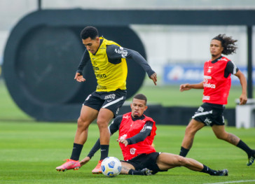 Jogadores disputando a bola no CT Joaquim Grava