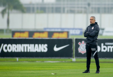 Sylvinho comandou mais um treino no Corinthians