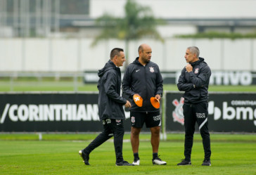 Sylvinho e sua comissão técnica em treino no CT Joaquim Grava