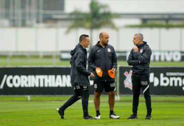 Sylvinho e sua comisso tcnica em treino no CT Joaquim Grava