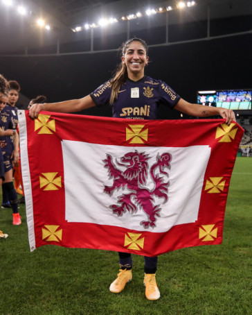 Kati comemorou a conquista do título do Brasileirão Feminino 2021 com a bandeira de São Vicente