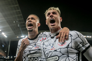 Jo�o Victor comemora o gol de R�ger Guedes no jogo entre Corinthians e Chapecoense