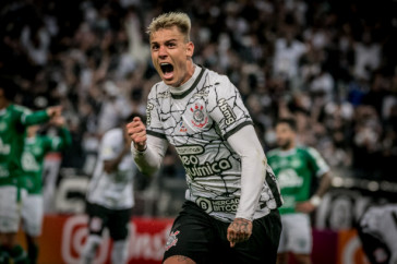 R�ger Guedes foi o autor do gol da vit�ria do Corinthians sobre a Chapecoense, pelo Brasileir�o
