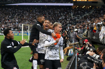 Jo�o Victor, R�ger Guedes e companheiros comemorando o gol do Corinthians contra a Chapecoense