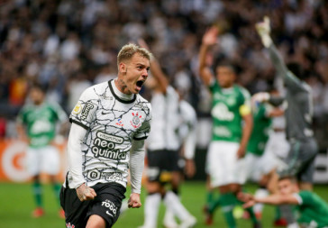 R�ger Guedes anotou no �ltimo instante e decretou a vit�ria para o Corinthians
