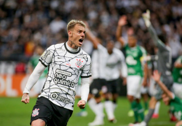 R�ger Guedes comemorando muito o seu gol contra a Chapecoense na Neo Qu�mica Arena