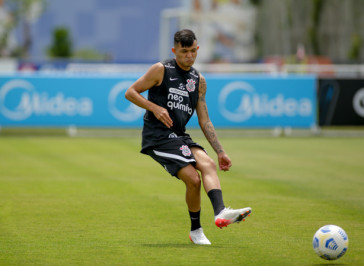Adson de volta aos treinamentos no Centro de Treinamentos do Corinthians