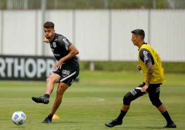 L�o Santos e Mantuan de volta aos treinamentos no Centro de Treinamentos do Corinthians
