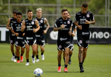 Mosquito e companheiros de volta aos treinamentos no Centro de Treinamentos do Corinthians