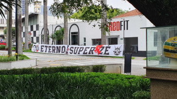 Corinthians estendeu faixa Eterno Super Z em sede social do clube para inaugurao do busto de Z Maria