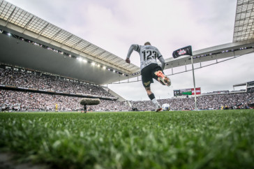 R�ger Guedes � o cara dos escanteios do Corinthians