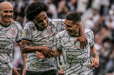 Willian comemora o gol de Gabriel no jogo entre Corinthians e Santos