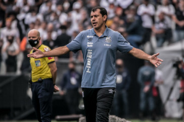 Carille, treinando o Santos, na Neo Qu�mica Arena