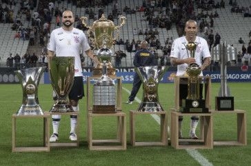 Danilo e Sheik foram homenageados pelo Corinthians em último jogo na Neo Química Arena