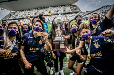 Elenco do Corinthians em volta olmpica na Neo Qumica Arena