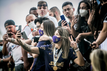 Erika e Gabi Zanotti tiram fotos com torcedores do Timão na Neo Química Arena